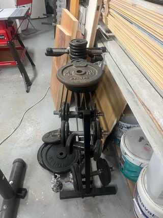 Panca da palestra e barra con pesi