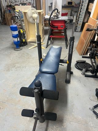 Panca da palestra e barra con pesi