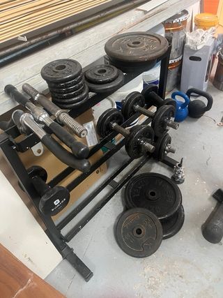 Panca da palestra e barra con pesi