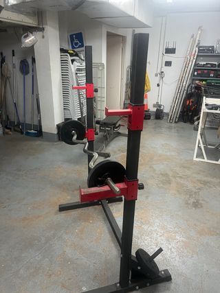 Panca da palestra e barra con pesi