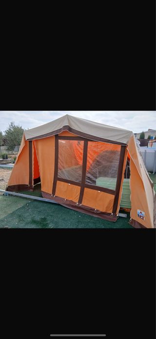 Tienda de campaña naranja y beige