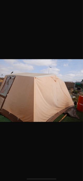 Tienda de campaña naranja y beige