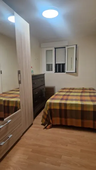 Se alquila habitación en una casa (chalets)