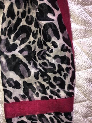 Sciarpa stampa animalier con bordi rossi