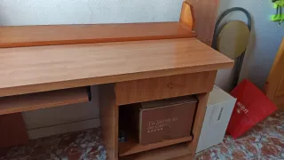Escritorio de madera marrón