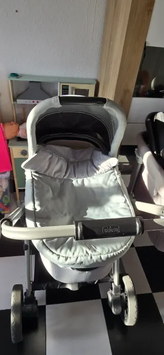 Carro de bebé y moisés marca Chicco.