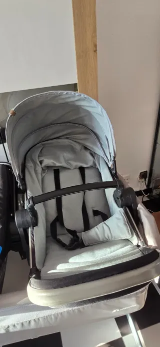 Carro de bebé y moisés marca Chicco.