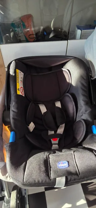 Carro de bebé y moisés marca Chicco.