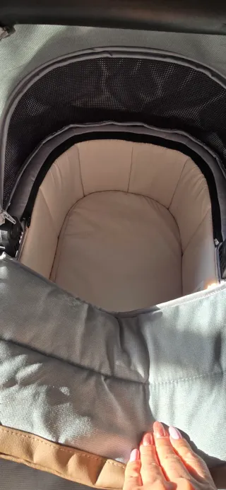 Carro de bebé y moisés marca Chicco.