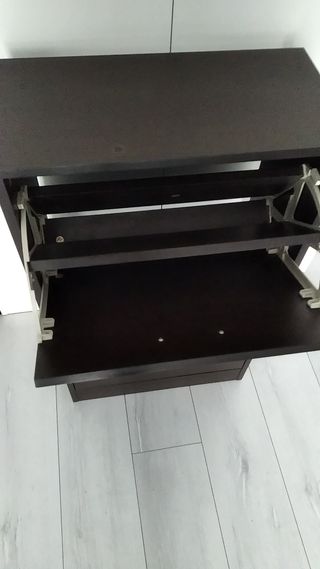 Zapatero marrón oscuro de madera