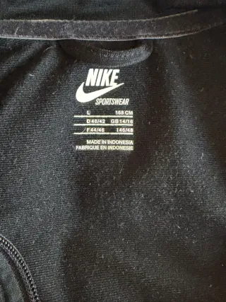 Chaqueta deportiva Nike negra y blanca