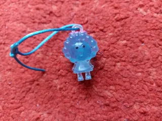Muñeca azul transparente con cordón
