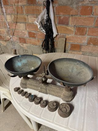 Báscula antigua de hierro con pesas