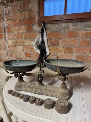 Báscula antigua de hierro con pesas