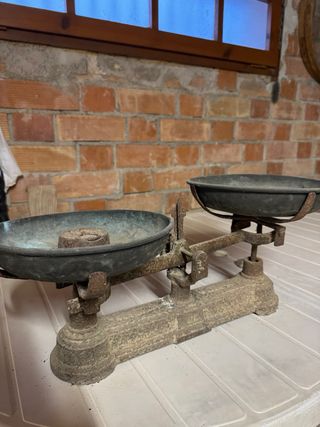 Báscula antigua de hierro con pesas