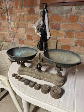Báscula antigua de hierro con pesas