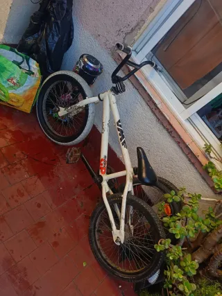 Bicicleta BMX blanca