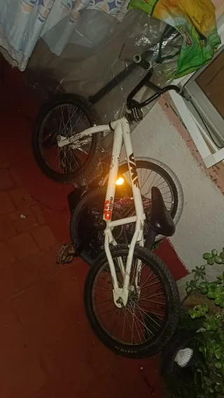 Bicicleta BMX blanca