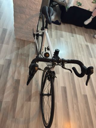 Bicicleta de carretera Triban blanca talla s
