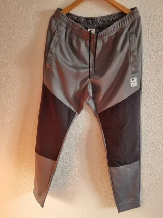 Pantalón Nike Air Max Gris