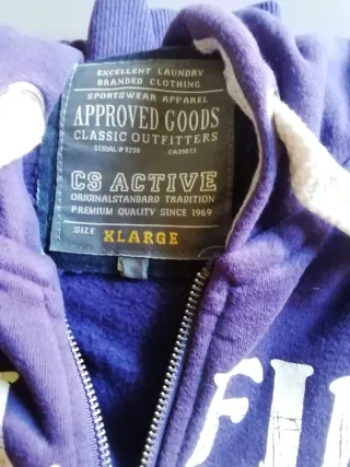 Sudadera polar con capucha y cremallera.