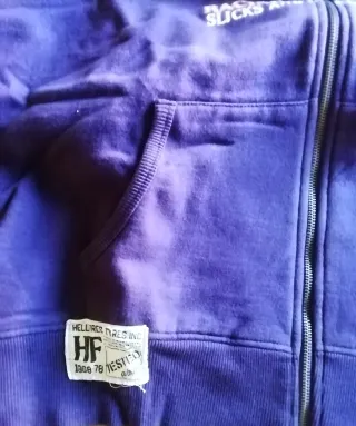 Sudadera polar con capucha y cremallera.