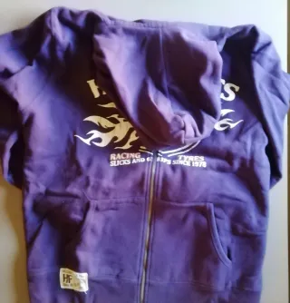 Sudadera polar con capucha y cremallera.