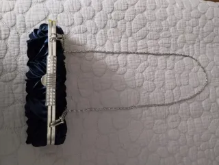 Bolso de fiesta azul con cadena plateada