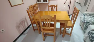 Mesa de comedor de madera con 6 sillas