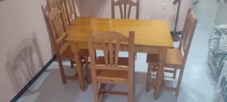 Mesa de comedor de madera con 6 sillas