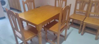 Mesa de comedor de madera con 6 sillas