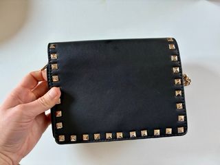Bolso negro pequeño con tachuelas