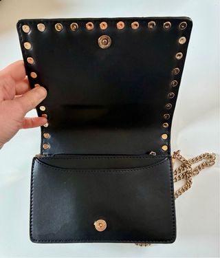 Bolso negro pequeño con tachuelas