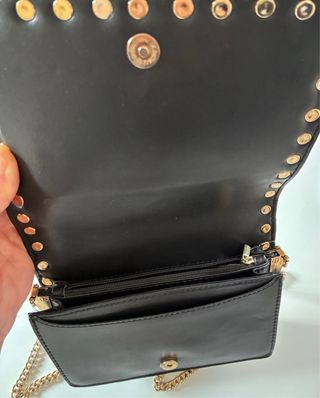 Bolso negro pequeño con tachuelas