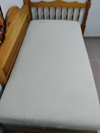 Somier y colchón de 90 con cabezal de madera