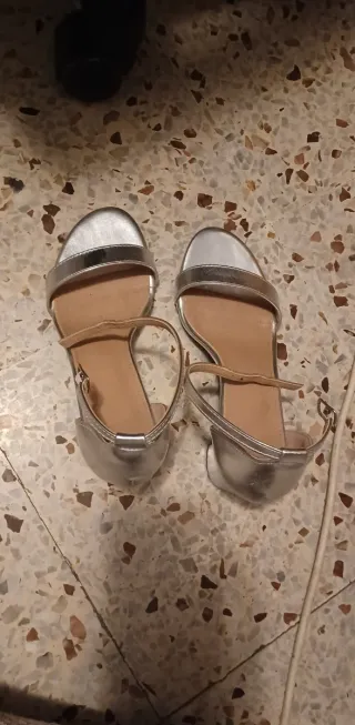 Sandalias plateadas tacón