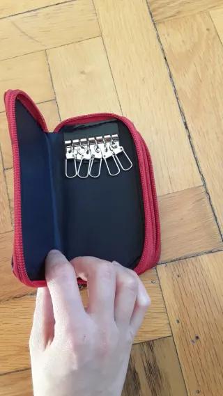 Monedero rojo con diseño de diamantes