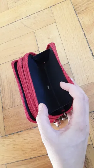 Monedero rojo con diseño de diamantes