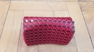 Monedero rojo con diseño de diamantes