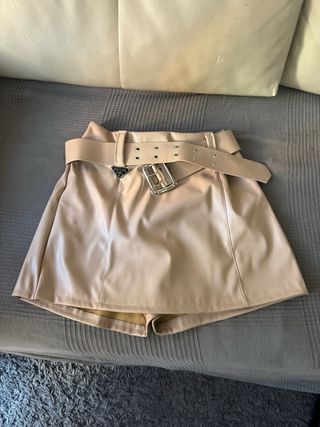 Falda pantalón cuero beige con cinturón