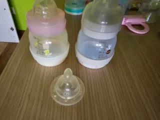 Lote de biberones anticólicos, pezoneras y otros