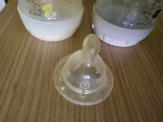 Lote de biberones anticólicos, pezoneras y otros