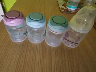 Lote de biberones anticólicos, pezoneras y otros