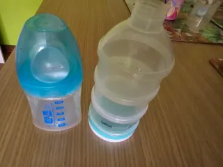 Lote de biberones anticólicos, pezoneras y otros