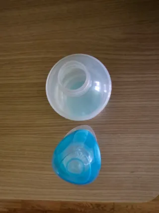 Lote de biberones anticólicos, pezoneras y otros