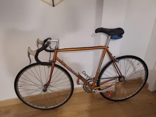 Bicicleta de carretera naranja