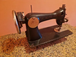 Máquina de coser antigua Alfa