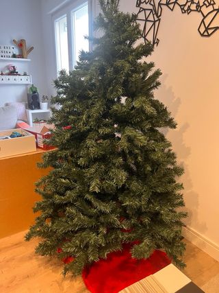 Árbol de Navidad Verde con Base Roja