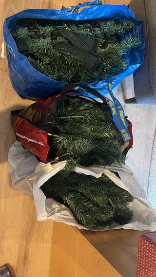 Árbol de Navidad Verde con Base Roja