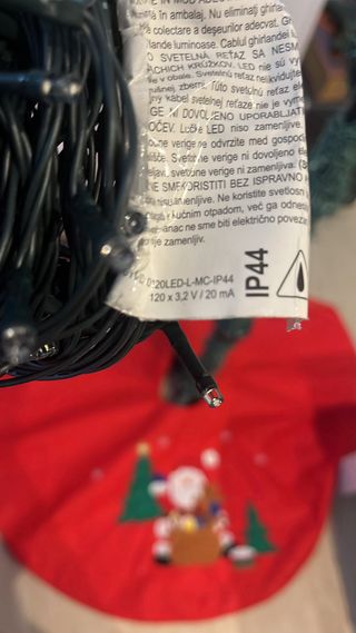 Árbol de Navidad Verde con Base Roja